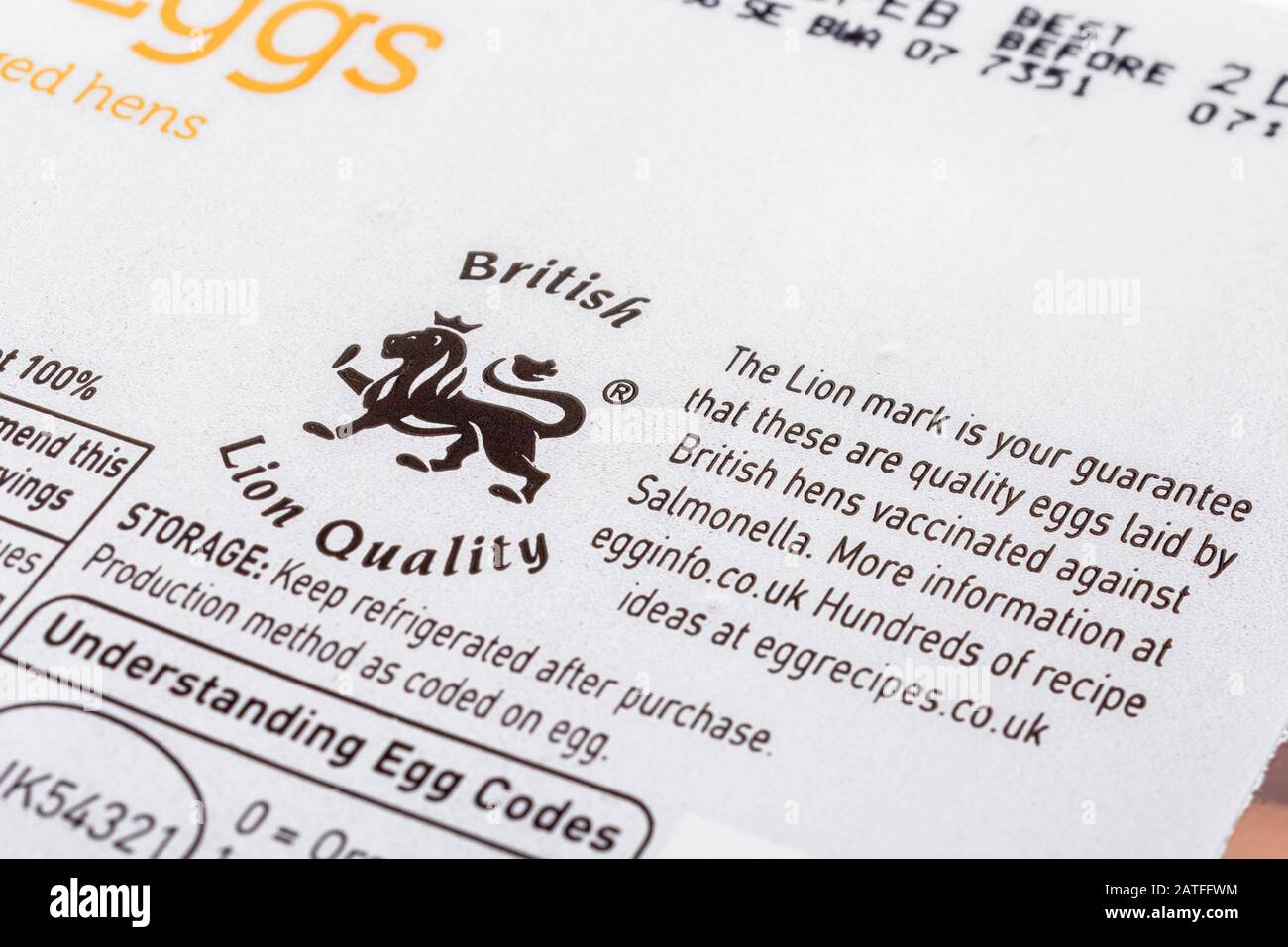 Lebensmitteletikett auf Eikiste von ASDA mit dem Qualitätslogo von British Lion. Lebensmittelverpackungen, Ernährungsetiketten, Lebensmittelkennzeichnung, britische Produkte. Stockfoto