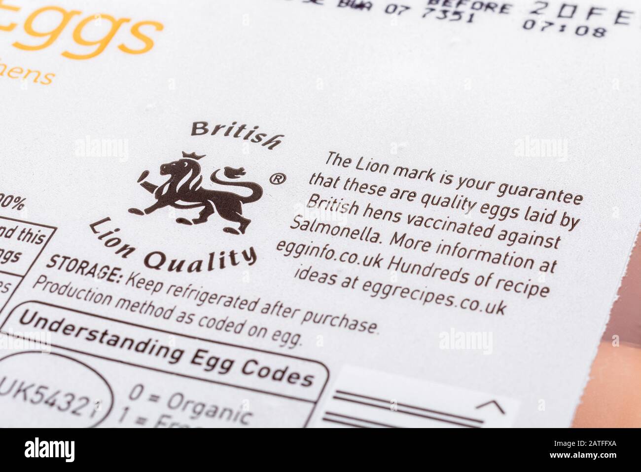 Lebensmitteletikett auf Eikiste von ASDA mit dem Qualitätslogo von British Lion. Lebensmittelverpackungen, Ernährungsetiketten, Lebensmittelkennzeichnung, britische Produkte. Stockfoto