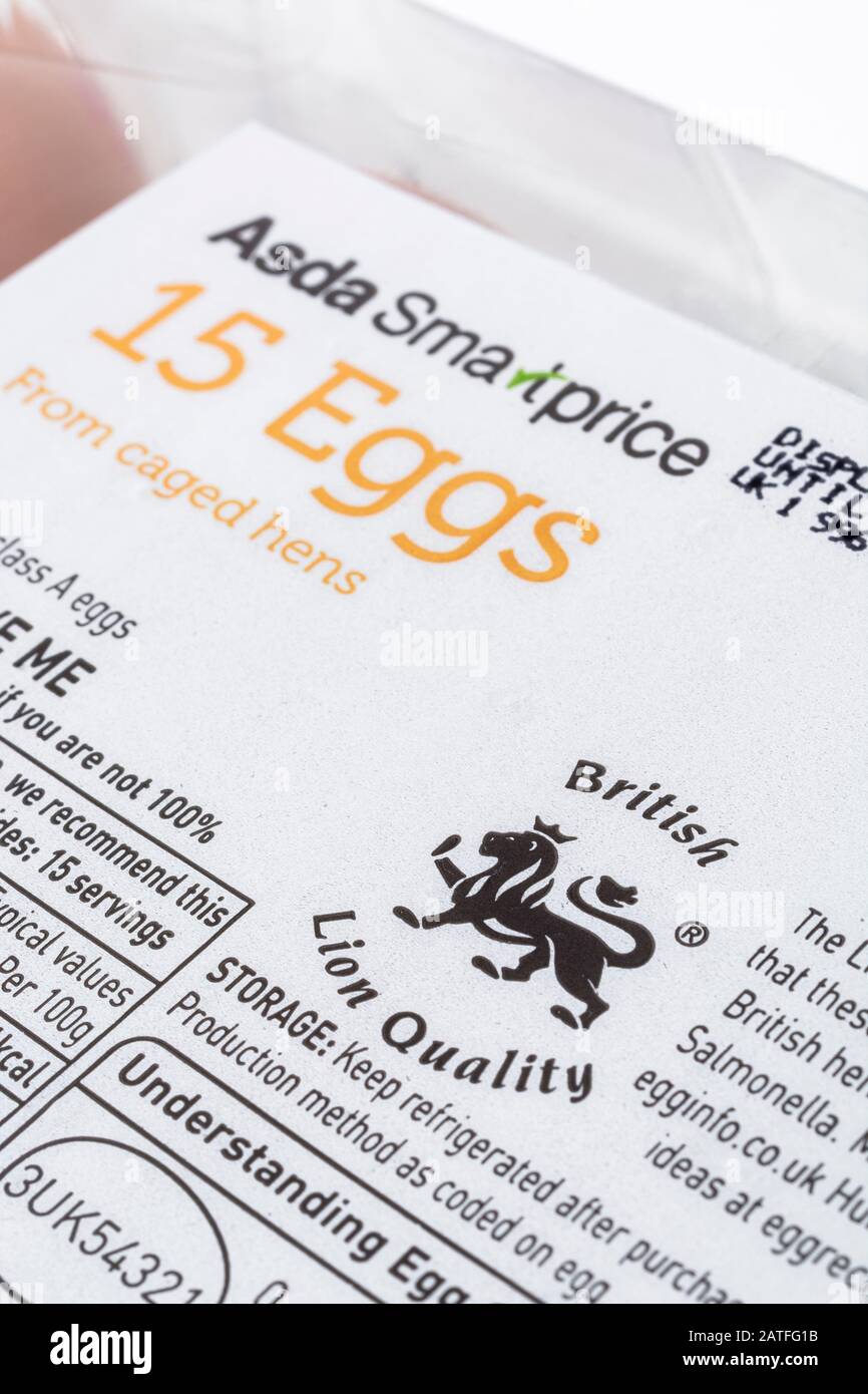Lebensmitteletikett auf der Kunststoff-Eikiste von ASDA aufschließen. Lebensmittelverpackungen aus Kunststoff, Lebensmitteletiketten, Lebensmittelkennzeichnung, Qualitätslogo von British Lion. Stockfoto