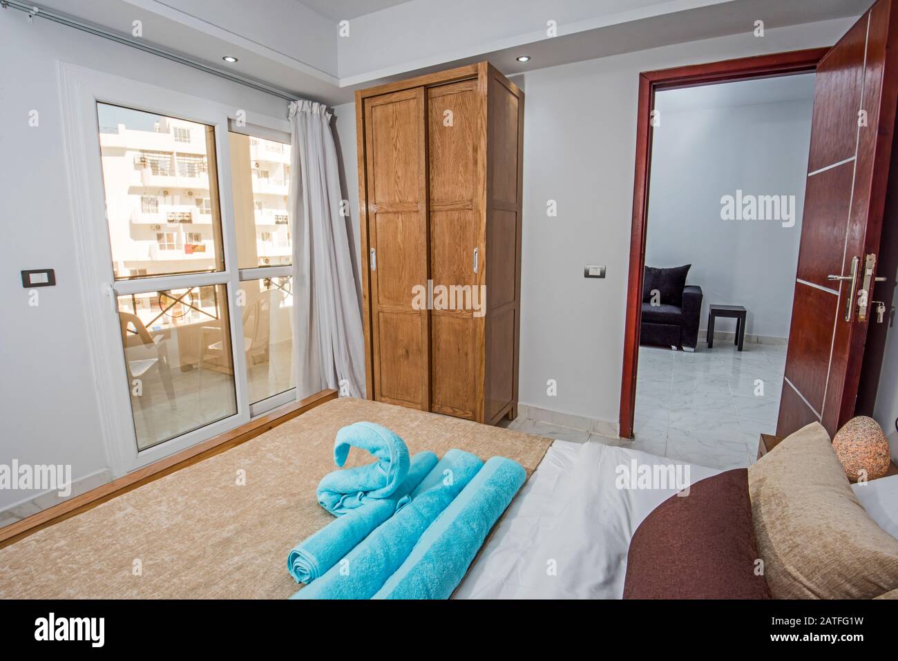 Interior Design Einrichtung Einrichtung Luxus Apartment mit Schlafzimmer mit Doppelbett und Schrank Stockfoto