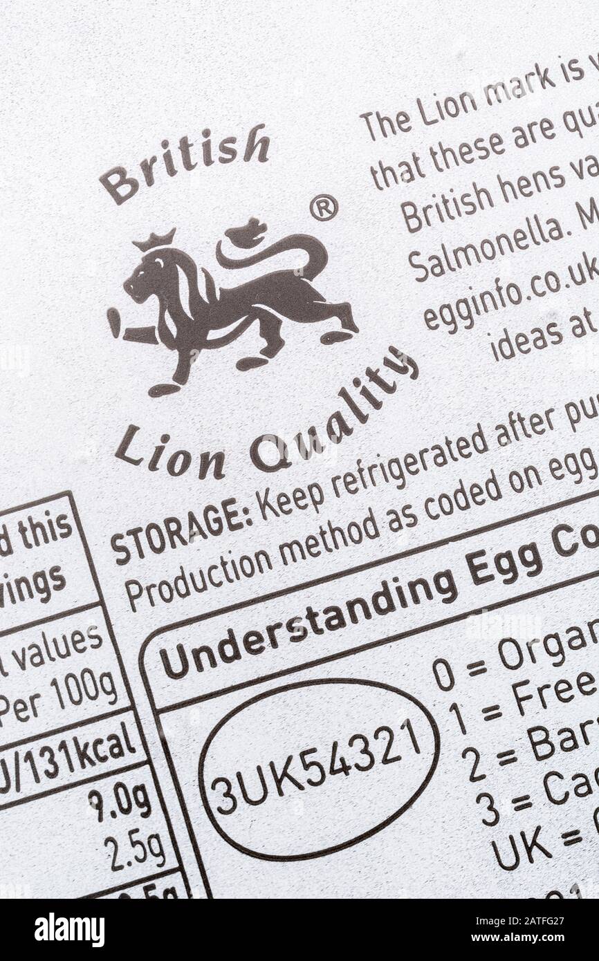 Lebensmitteletikett auf Eikiste von ASDA mit dem Qualitätslogo von British Lion. Lebensmittelverpackungen, Ernährungsetiketten, Lebensmittelkennzeichnung, britische Produkte. Stockfoto