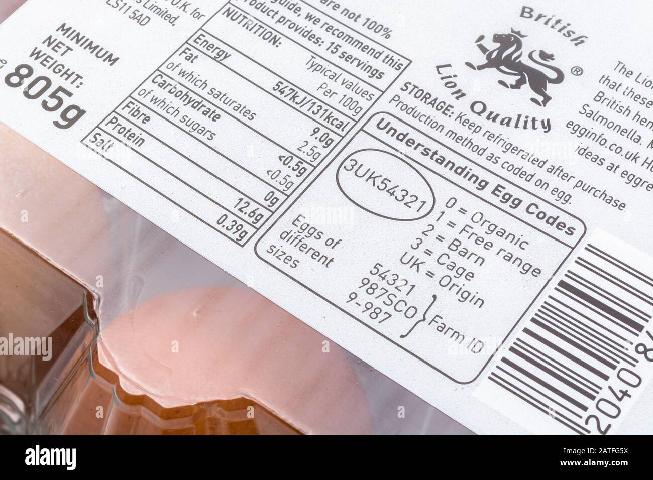 Lebensmitteletikett auf Eikiste von ASDA mit Erläuterung der UK Egg Codes. Lebensmittelverpackungen, Ernährungsetiketten, Lebensmittelkennzeichnung, britisches Logo von Lion Qualität. Stockfoto