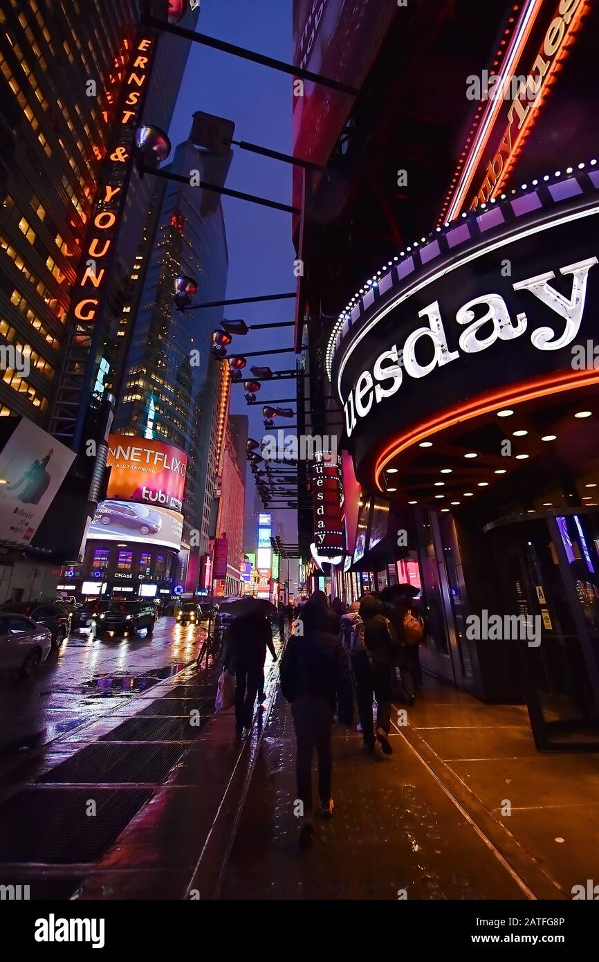 Winterregnernacht am Broadway am Times Square, Touristenziel, Unterhaltungszentrum und Viertel in Midtown Manhattan, New York. Stockfoto