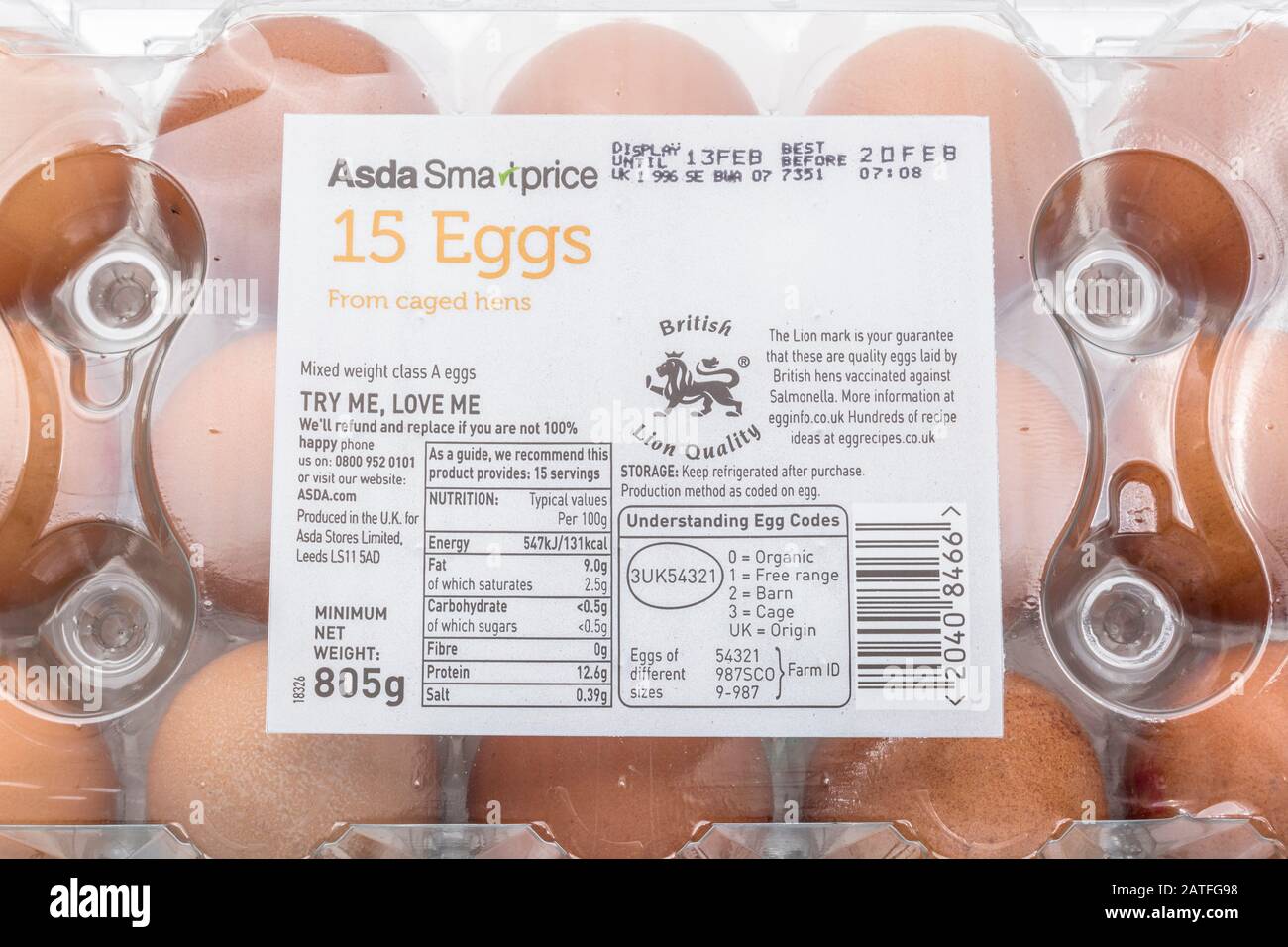 Lebensmitteletikett auf Eikiste von ASDA mit Erläuterung der UK Egg Codes. Lebensmittelverpackungen aus Kunststoff, Lebensmitteletiketten, Lebensmittelkennzeichnung, Qualitätslogo von British Lion. Stockfoto