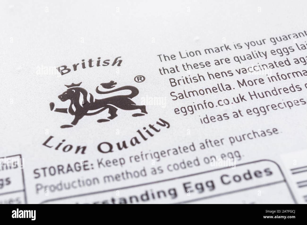 Lebensmitteletikett auf Eikiste von ASDA mit dem Qualitätslogo von British Lion. Lebensmittelverpackungen aus Kunststoff, Lebensmitteletiketten, Lebensmittelkennzeichnung, britische Produkte. Stockfoto