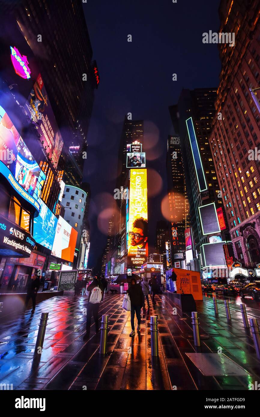 Winterregnernacht am Broadway am Times Square, Touristenziel, Unterhaltungszentrum und Viertel in Midtown Manhattan, New York. Stockfoto