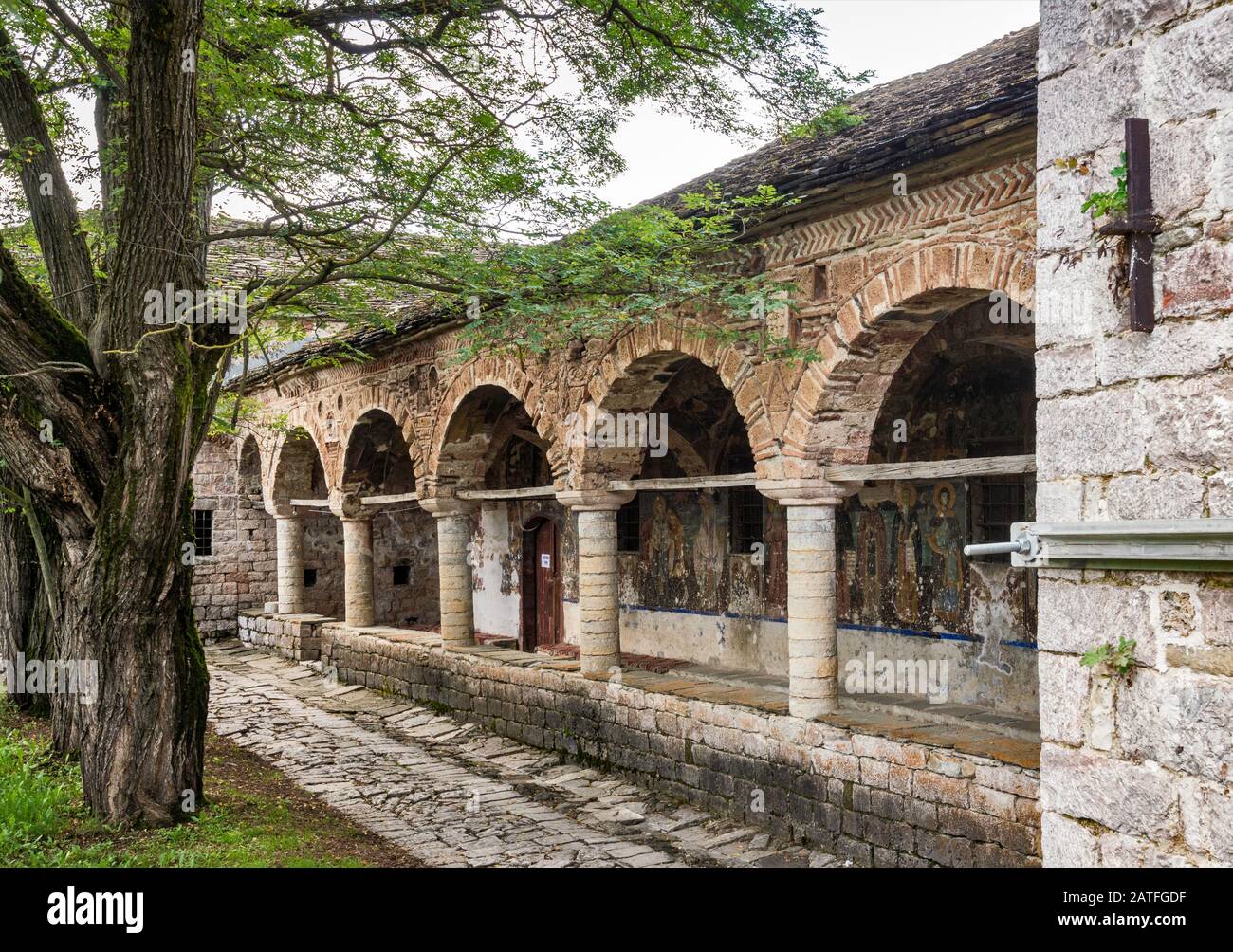 Portikus der Kirche Sankt Nikolaus, 1721, Ostorthodoxe, in Voskopoja (Voskopoje), Albanien Stockfoto
