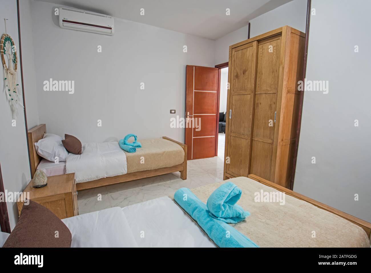 Inneneinrichtung Einrichtung luxuriöses Apartment Schlafzimmer mit Twin-Einzelbetten und kleiderschrank Stockfoto