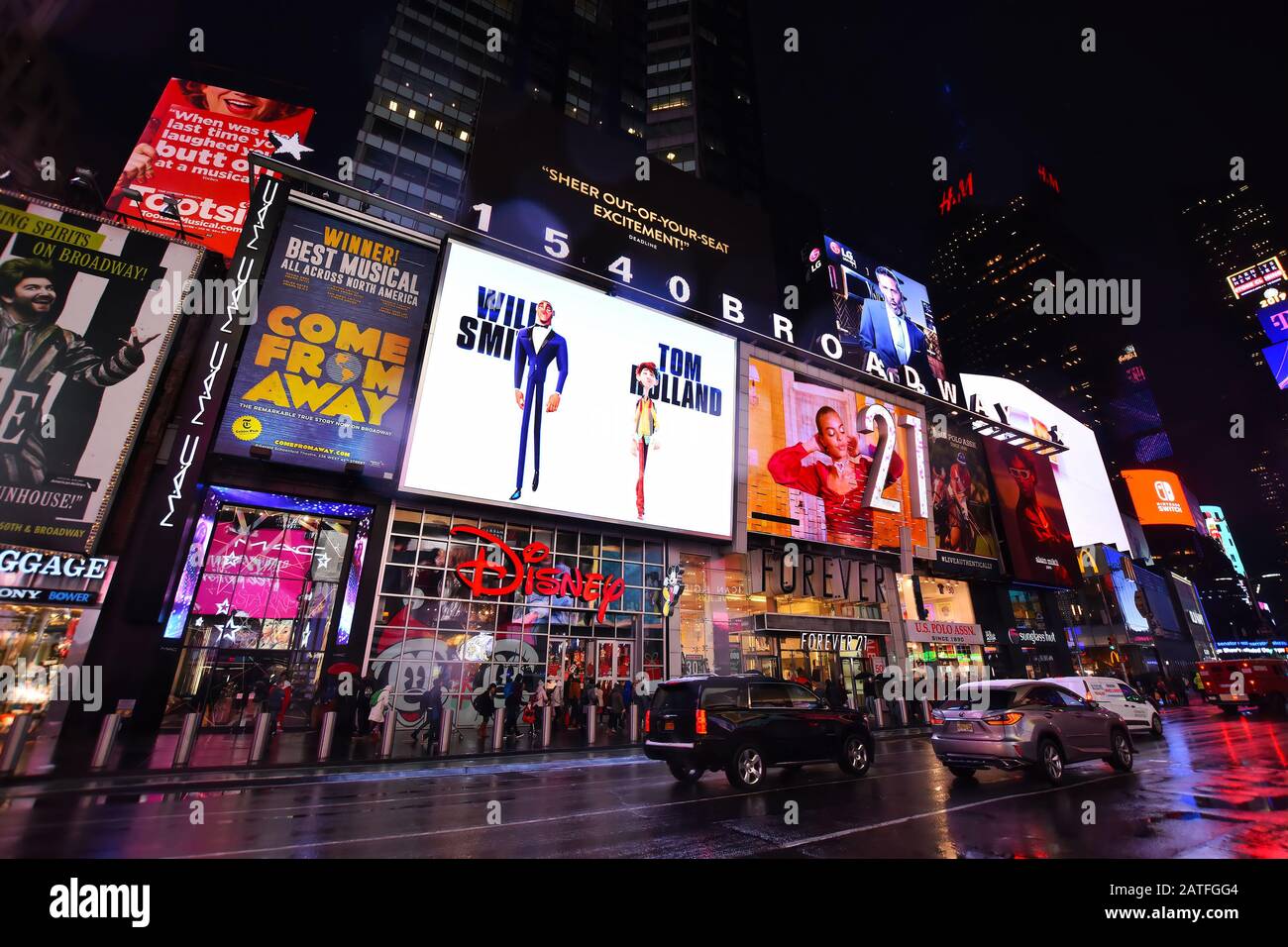 Winterregnernacht am Broadway am Times Square, Touristenziel, Unterhaltungszentrum und Viertel in Midtown Manhattan, New York. Stockfoto