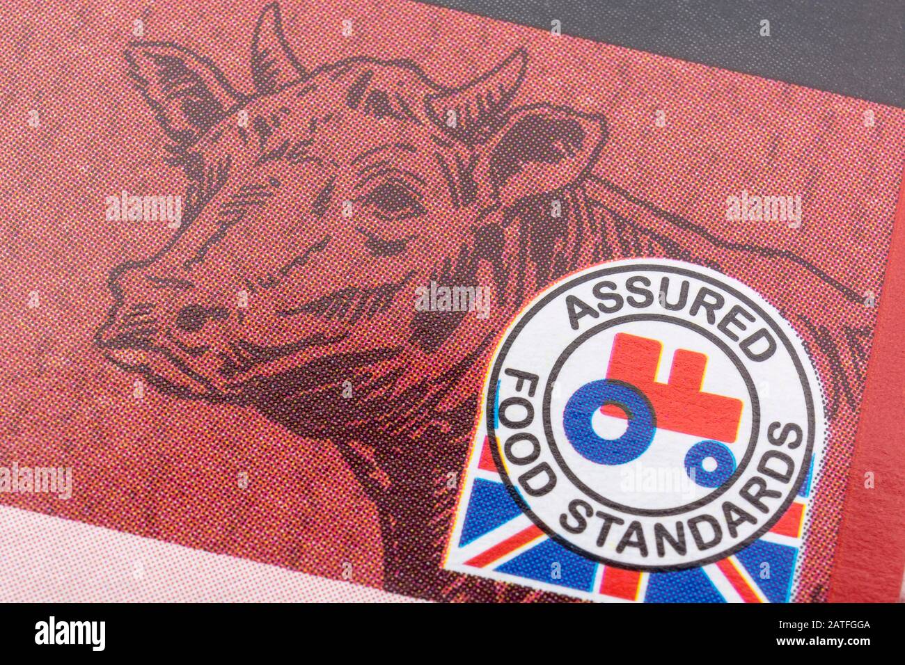 Plastikfolie umwickelt ASDA Hackfleisch / Hackfleisch Rindfleisch mit Food Assured Standard roten Traktor-Logo und Bullock-Grafik. Britisches Konzept für landwirtschaftliche Erzeugnisse. Stockfoto