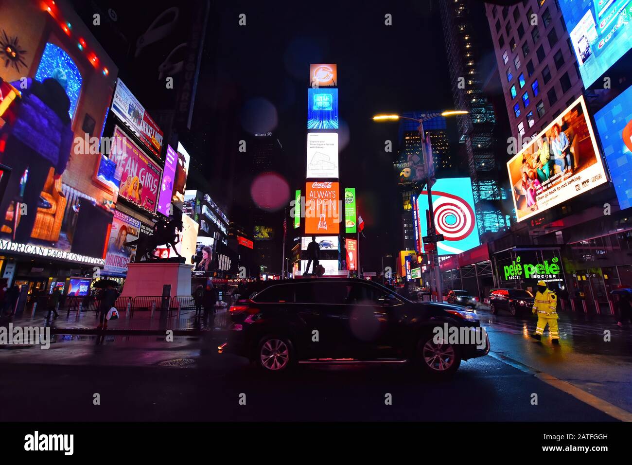 Winterregnernacht am Broadway am Times Square, Touristenziel, Unterhaltungszentrum und Viertel in Midtown Manhattan, New York. Stockfoto
