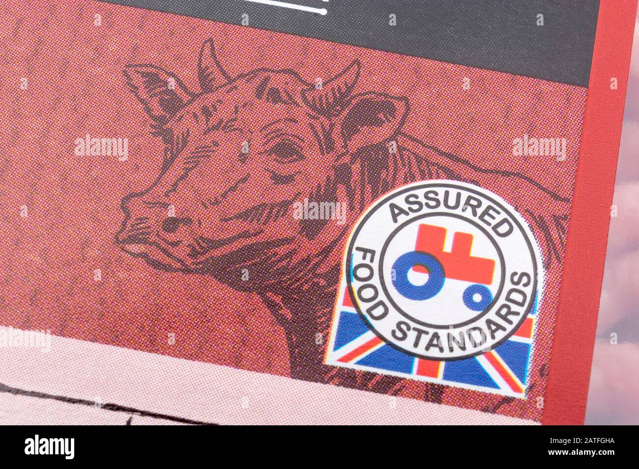 Plastikfolie umwickelt ASDA Hackfleisch / Hackfleisch Rindfleisch mit Food Assured Standard roten Traktor-Logo und Bullock-Grafik. Britisches Konzept für landwirtschaftliche Erzeugnisse. Stockfoto