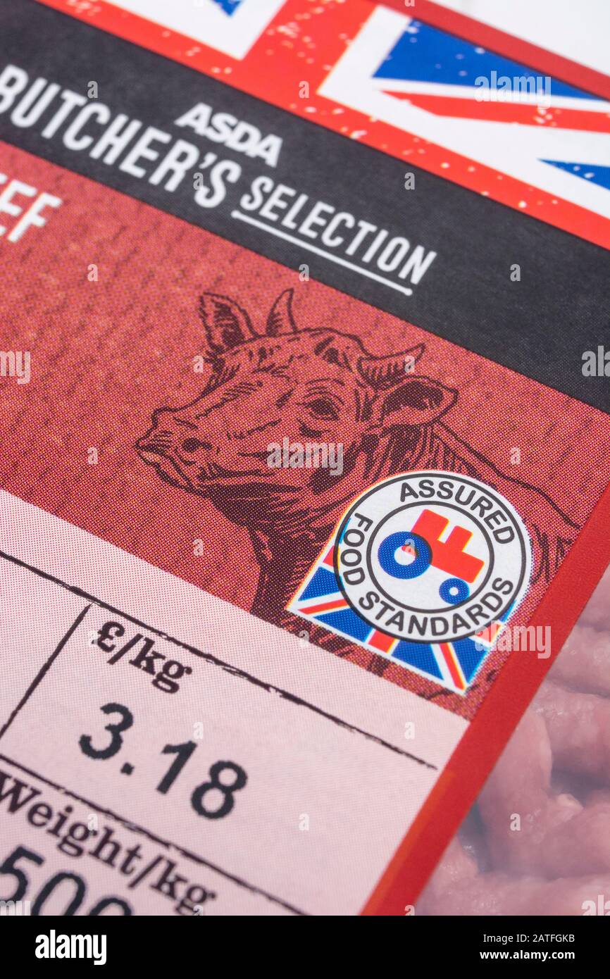 Plastikfolie umwickelt ASDA Hackfleisch / Hackfleisch Rindfleisch mit Food Assured Standard roten Traktor-Logo und Bullock-Grafik. Britisches Konzept für landwirtschaftliche Erzeugnisse. Stockfoto
