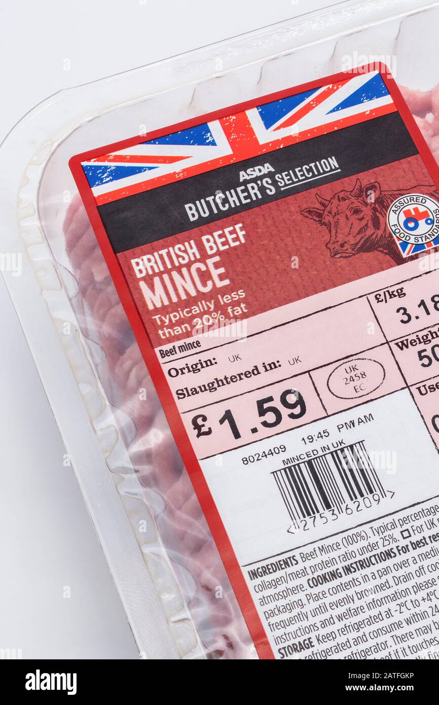 Kunststofffolie umhüllt ASDA Hackfleisch/Hackfleisch mit Food Assured Standard Traktorlogo und Bullock-Grafik. Britisches Agrar-Produktion-Konzept. Stockfoto