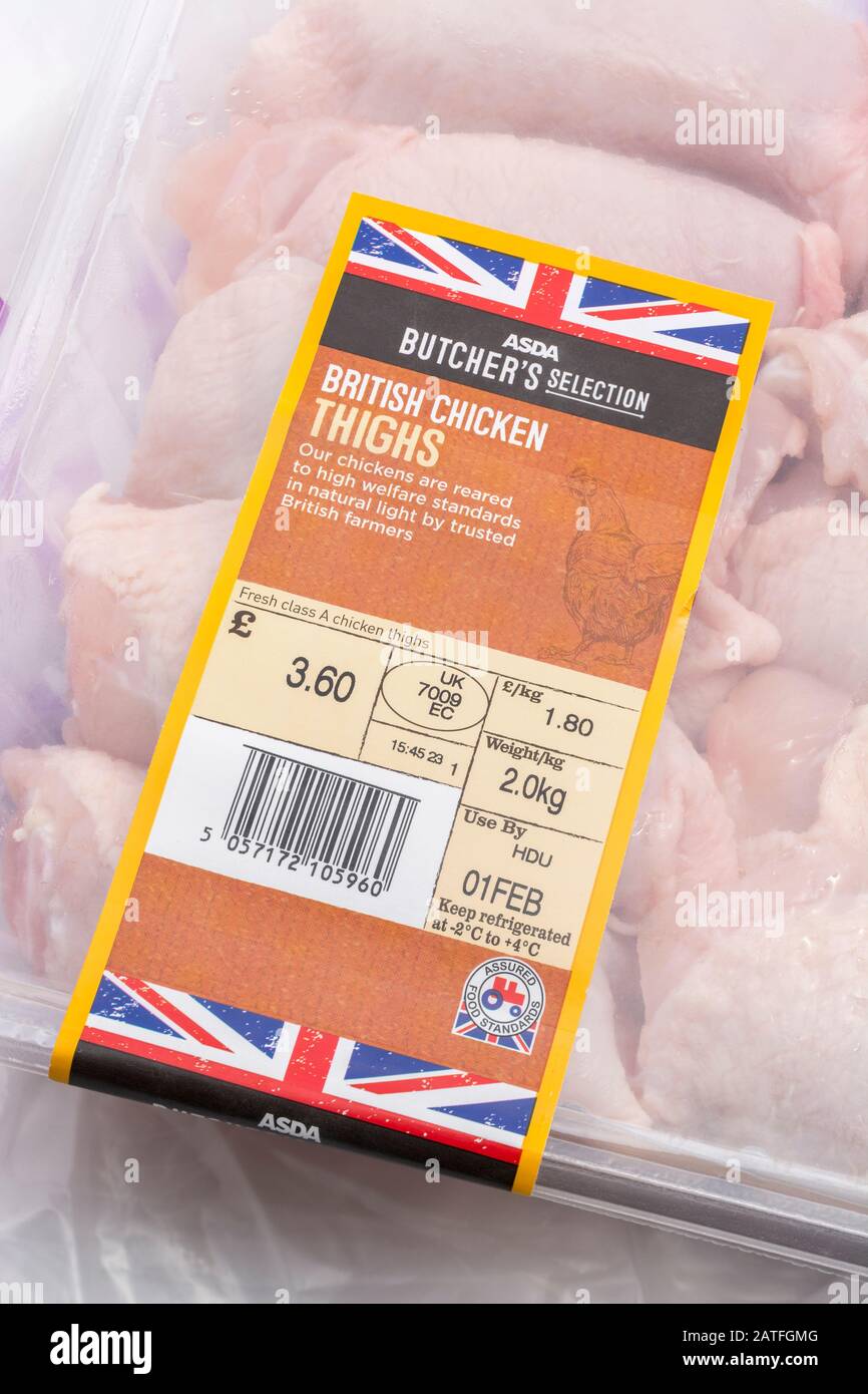 Kunststofffolie umhüllt ASDA Hähnchenschenkel mit Union Jack Graphic - britisches Bauernhaus produziert Konzept, Lebensmitteletikett nah oben, Verwendung Nach Datum, Lebensmittelverpackung Stockfoto