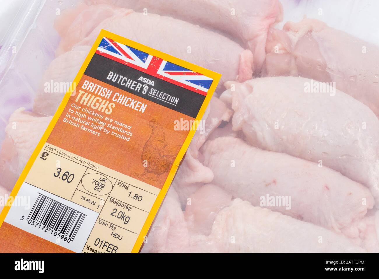 Kunststofffolie umhüllt ASDA Hühnerschenkel mit Union Jack Graphic - britisches Agrar-Produktkonzept, Food-Label-Nahaufnahme, Lebensmittelverpackungsmaterial. Stockfoto