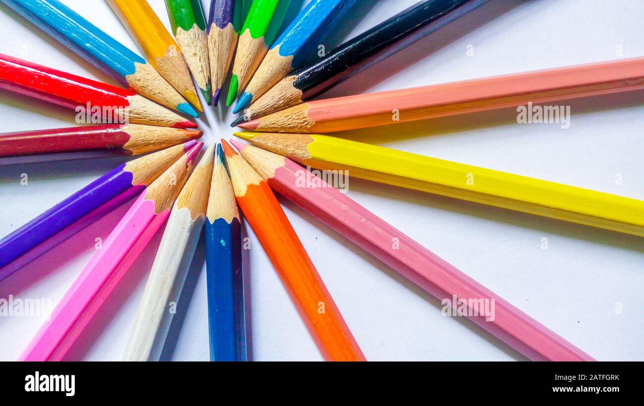 Schöne farbige Bleistifte auf weißem Hintergrund Stockfoto