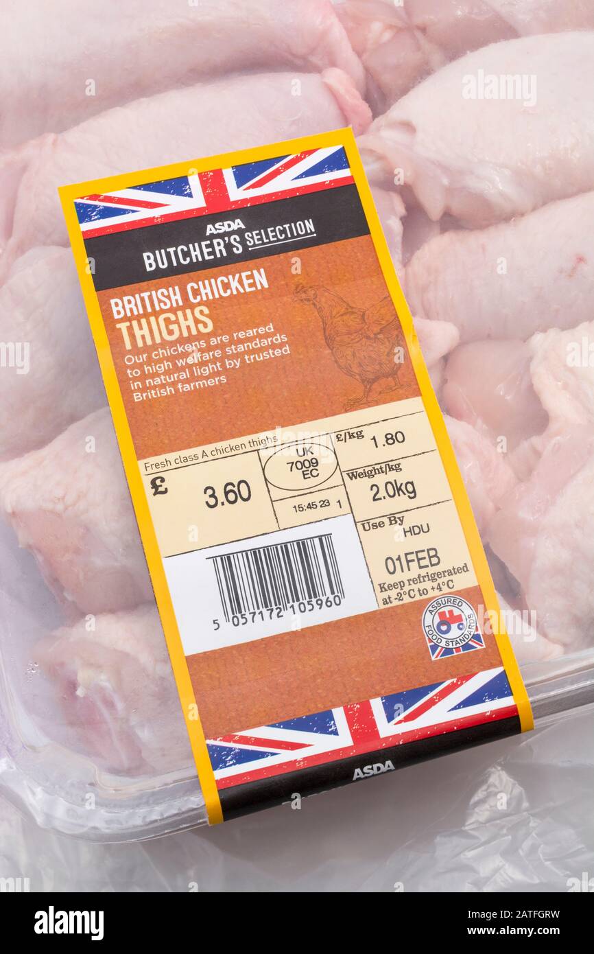 Kunststofffolie umhüllt ASDA Hähnchenschenkel mit Union Jack Graphic - britisches Bauernhaus produziert Konzept, Lebensmitteletikett nah oben, Verwendung Nach Datum, Lebensmittelverpackung Stockfoto