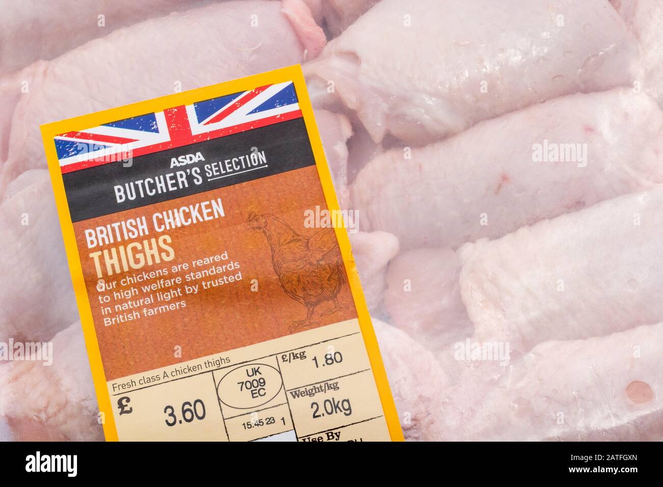 Plastikfolie umwickelt ASDA Hähnchenschenkel mit Union Jack Grafik - British Farm Produce Konzept. Verpackungsmaterialien für Lebensmittel, Fleischprodukte. Stockfoto