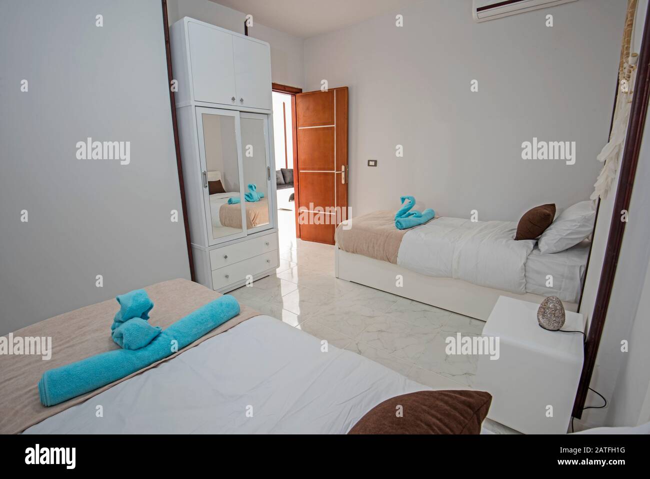 Inneneinrichtung Einrichtung luxuriöses Apartment Schlafzimmer mit Twin-Einzelbetten und kleiderschrank Stockfoto