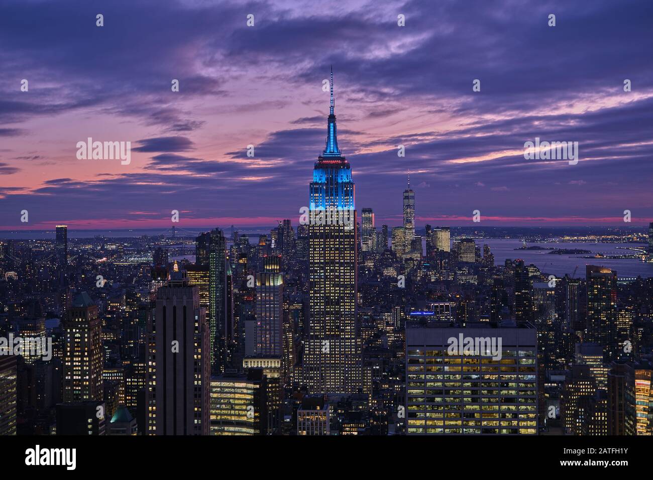 Violetter Sonnenuntergang in New York Stockfoto