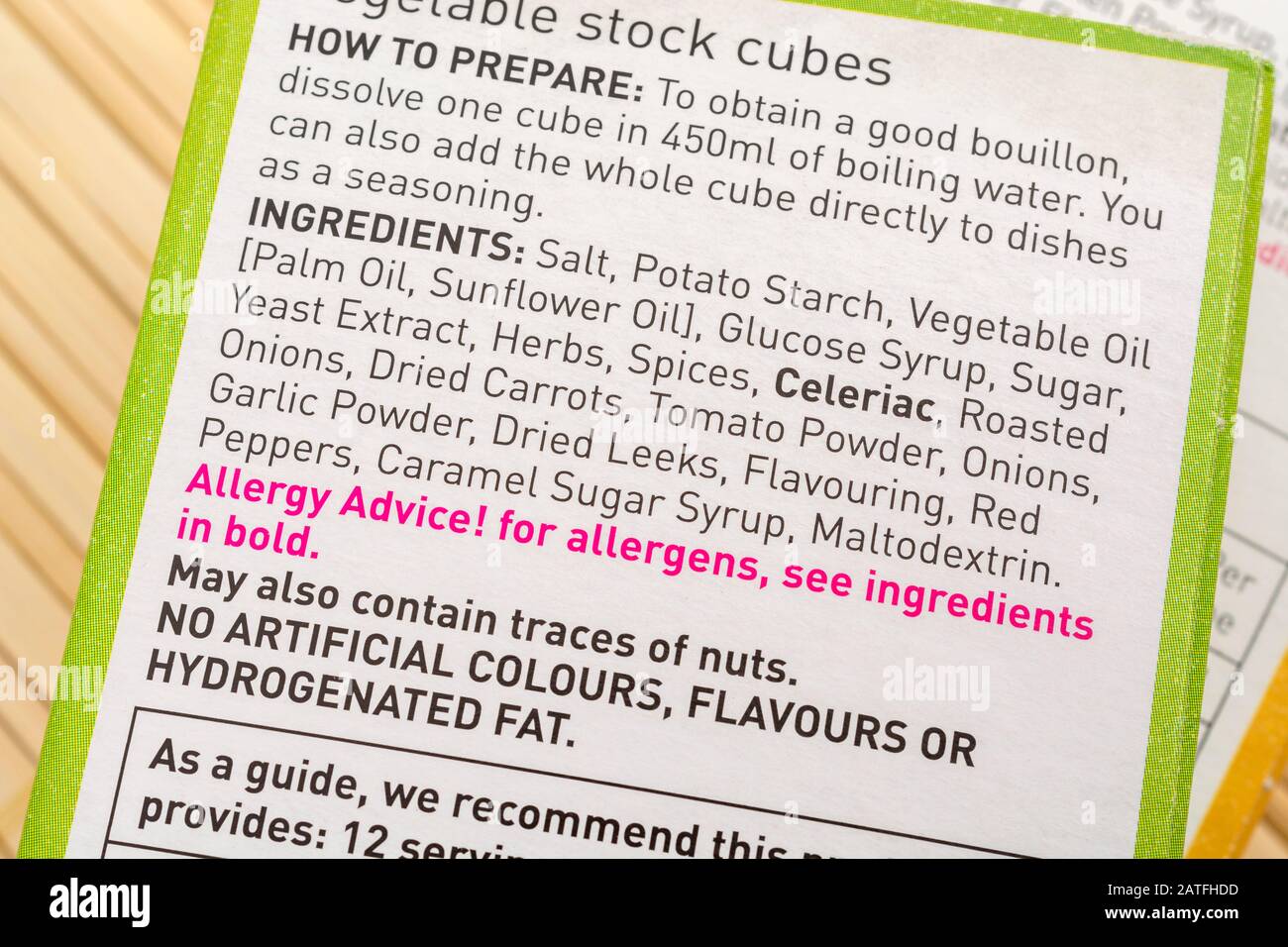 Asda Gemüsewürfel Lebensmittelverpackungen mit Infobox zur Ernährungsernährung, Lebensmittelfettgehalt, Salzgehalt, Warnhinweis zu roten Lebensmittelallergen Stockfoto