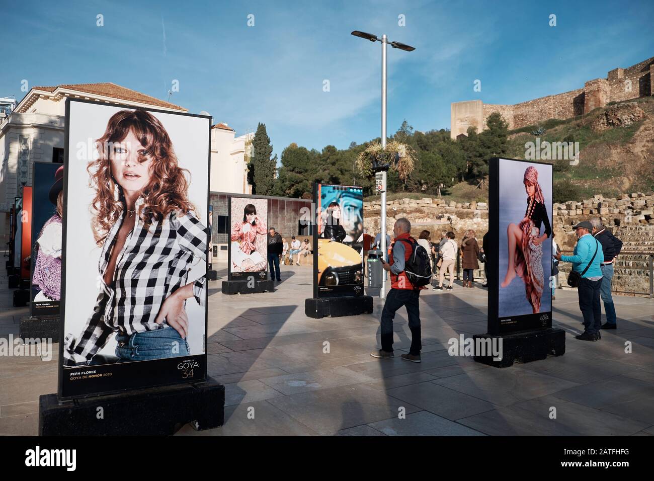 Fotoausstellung spanischer Aktrees und Sänger Pepa Flores - Marisol in der Alcazabilla-Straße. Málaga, Andalusien, Spanien. Stockfoto