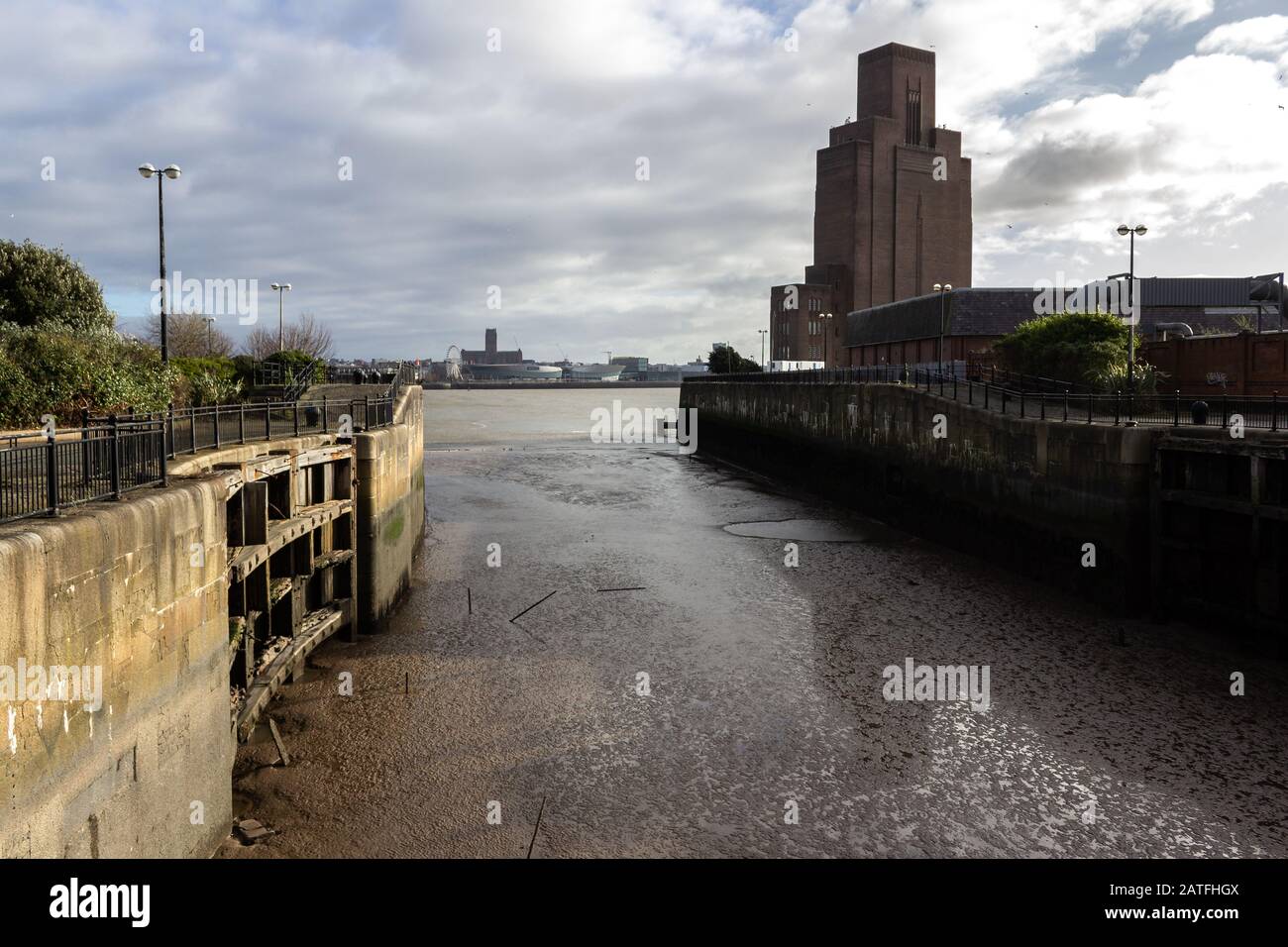 Hafeneinfahrt vom Fluss Mersey in der Nähe von Morpeth Dock, Birkenhead Stockfoto