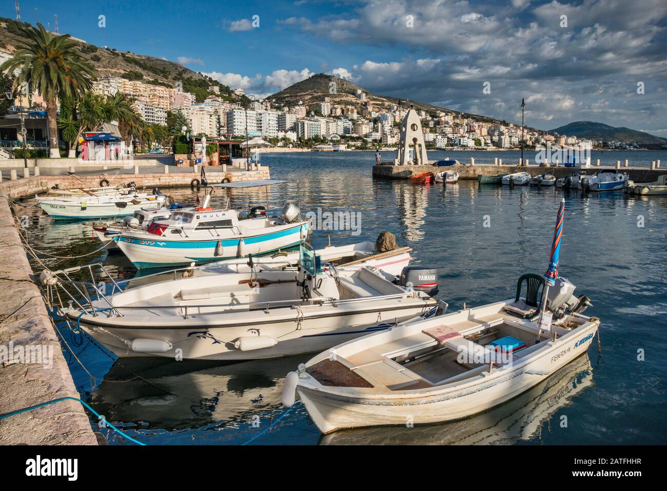Boote im Hafen, Saranda direkt am Meer, ionischen Meeresküste in Saranda (Sarande), albanische Riviera, Albanien Stockfoto