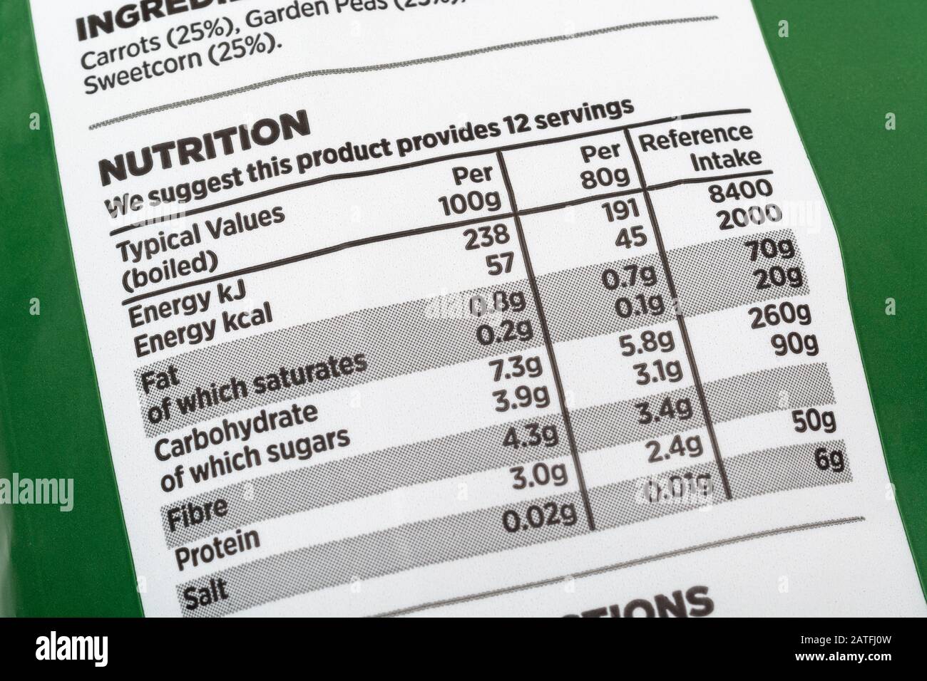 Lebensmittelernährung Fakten Kennzeichnung auf einer Plastiktüte, die tiefgefrorenes Gemüse der ASDA-Eigenmarke enthält - gemischte Karotten, Erbsen, grüne Bohnen, Zuckermais. Stockfoto