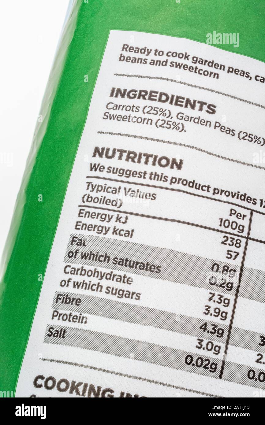 Lebensmittelzutat und Nährwertkennzeichnung auf einer Plastiktüte, die tiefgefrorenes Gemüse der eigenen Marke ASDA enthält - gemischte Karotten, Erbsen, grüne Bohnen, Zuckermais. Stockfoto