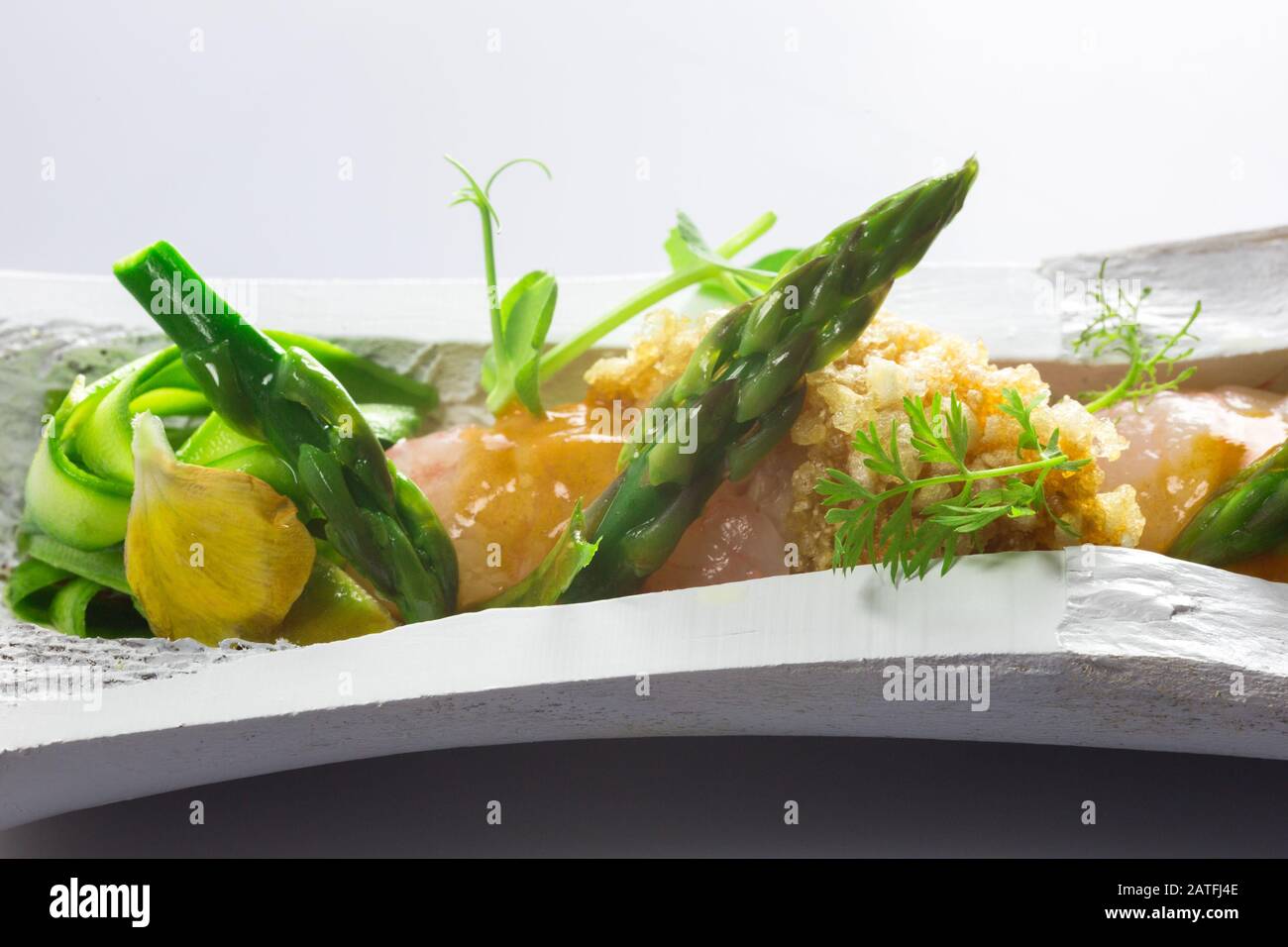 Ossobuco con asparagi, erbette e petali di fiori, Chef Nikita Sergejew, L'Arcade Restaurant, Gericht. Stockfoto