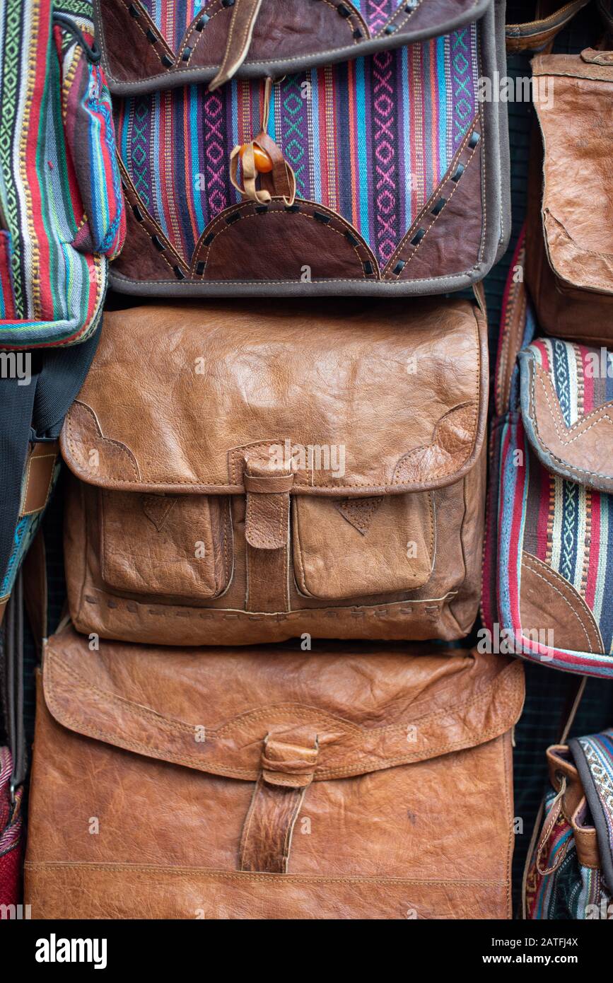 Traditionelle arabische Muster, die auf handgefertigten, bunten Taschen zum Verkauf auf einem Vintage-Basar gezeigt werden Stockfoto Traditionelle arabische Muster, die auf handgefertigten, bunten Taschen zum Verkauf auf einem Vintage-Basar gezeigt werden Stockfoto