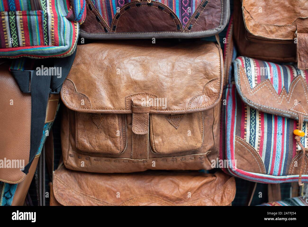 Ein Blick auf traditionelle Handtaschen mit arabischem Design, die auf einem Touristenbasar zum Verkauf angeboten werden Stockfoto