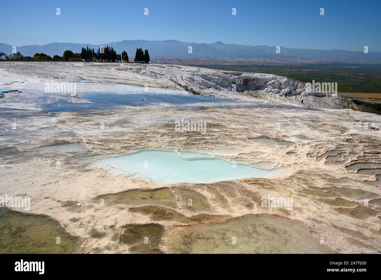 Mineralreiche Thermalwässer, die auf Travertinterrassen in Pamukkale, Türkei abfließen Stockfoto