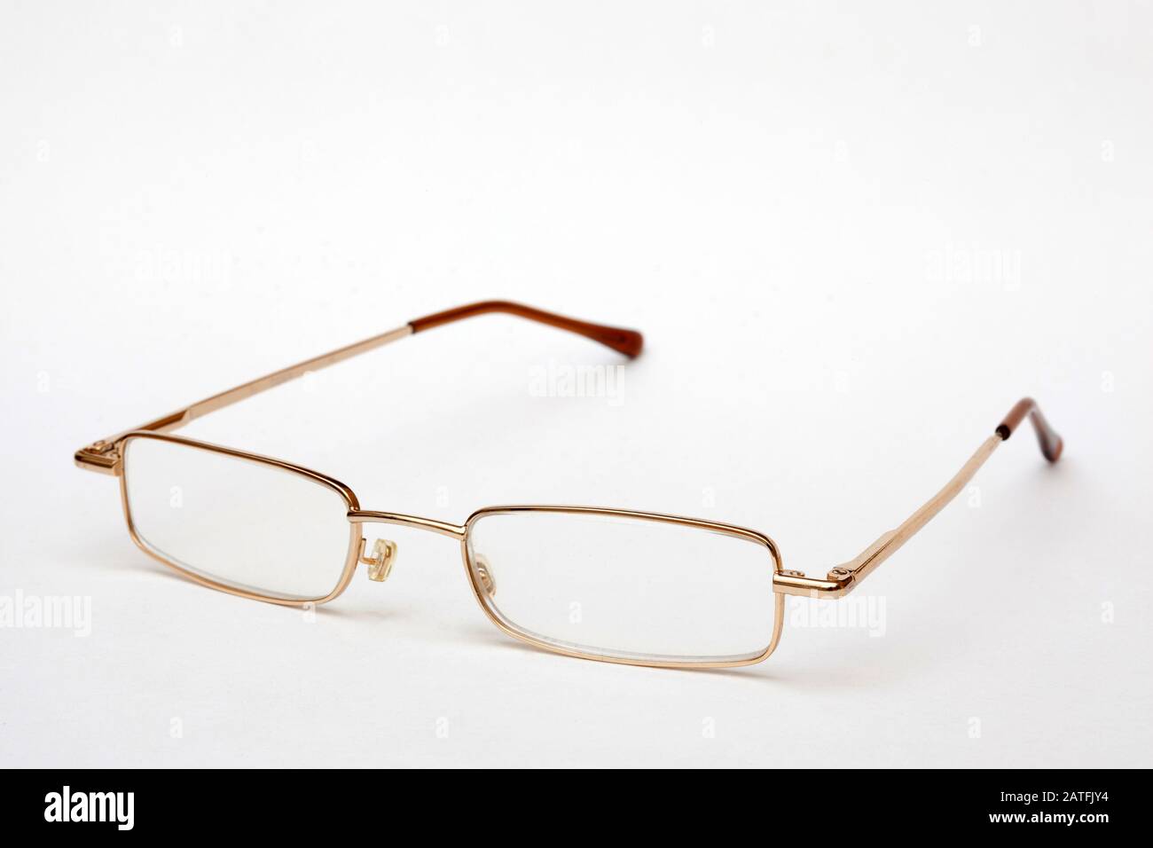 Brille in dünnem Metallrahmen auf weißem Hintergrund. Vision-Korrektur. Stockfoto