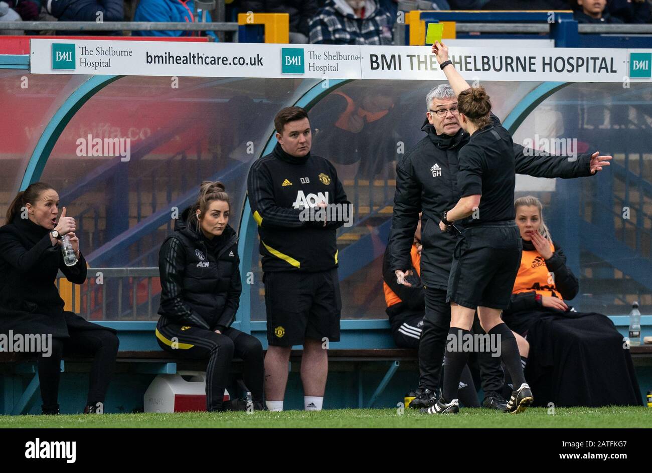 High Wycombe, Großbritannien. Februar 2020. Schiedsrichter Kirsty Dowle zeigt einen gelben Trainer an Man Utd Trainerstab, als Man Udd Women Manager Casey Stoney während des FAWSL-Spiels zwischen Reading Women und Manchester United Women im Adams Park, High Wycombe, England am 2. Februar 2020 ihren Daumen hoch legt. Foto von Andy Rowland. Kredit: Prime Media Images/Alamy Live News Stockfoto