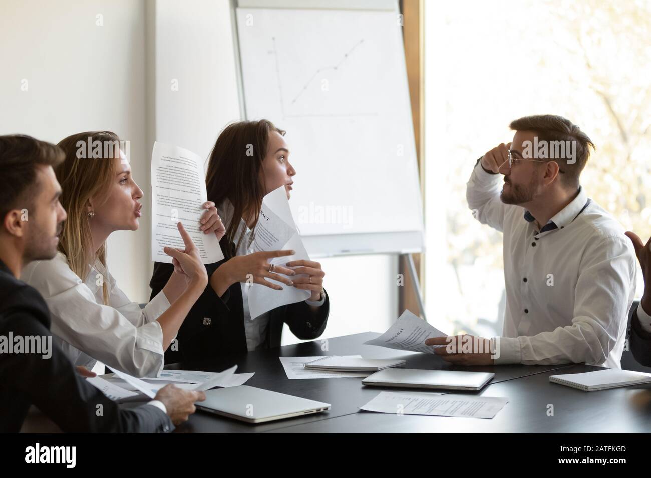Geschäftsleute argumentieren mit Kunden, die mit den Vertragsbedingungen unzufrieden sind Stockfoto