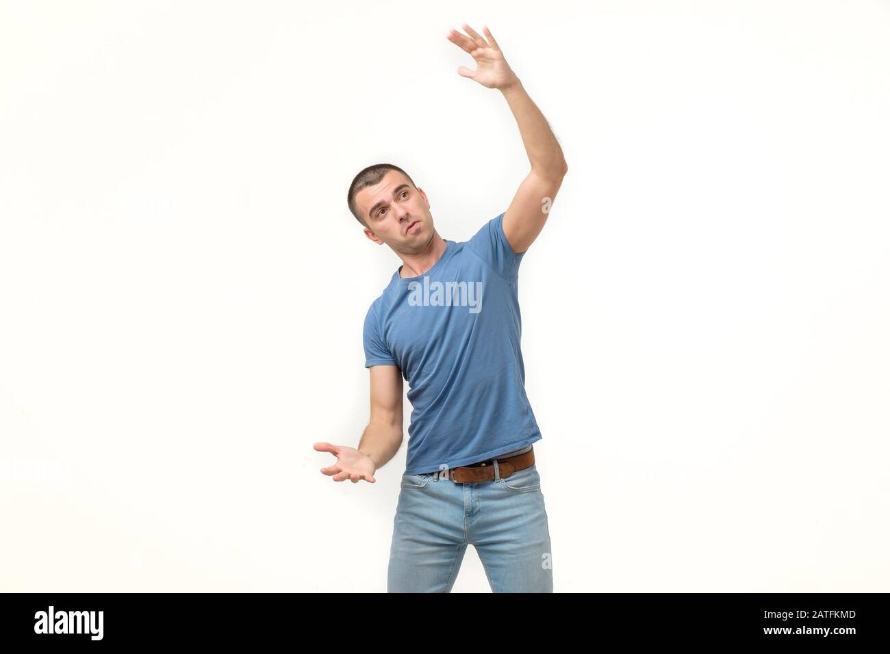 Hispanischer Mann hält zwei Hände vor sich und zeigt die riesige Größe auf weiß isoliertem Hintergrund im Studio. Stockfoto