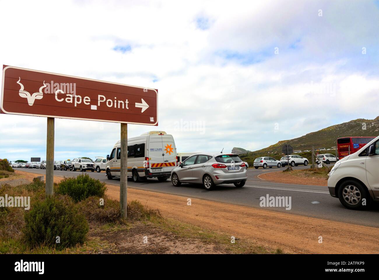Wegweiser zum Cape Point mit einer Warteschlange von Autos, die auf den Eintritt in den Table Mountain National Park und das Kap der Guten Hoffnung in Südafrika warten Stockfoto