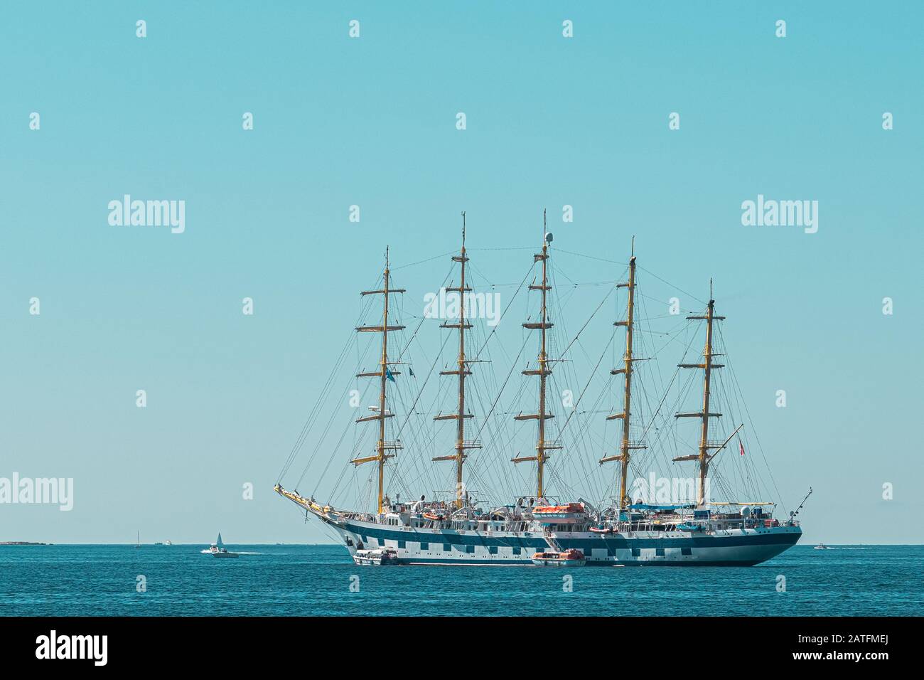 Antikschiff Im Ozean Stockfoto
