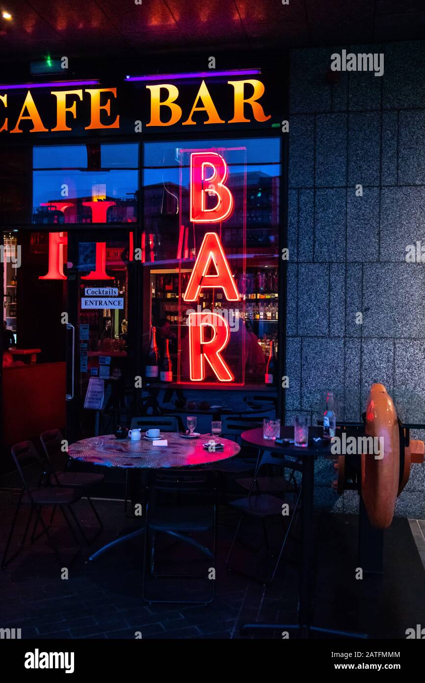 Neon-Leuchtenschild mit Bar und Café. Bar und Café Neonschild. Dublin Irland Stockfoto