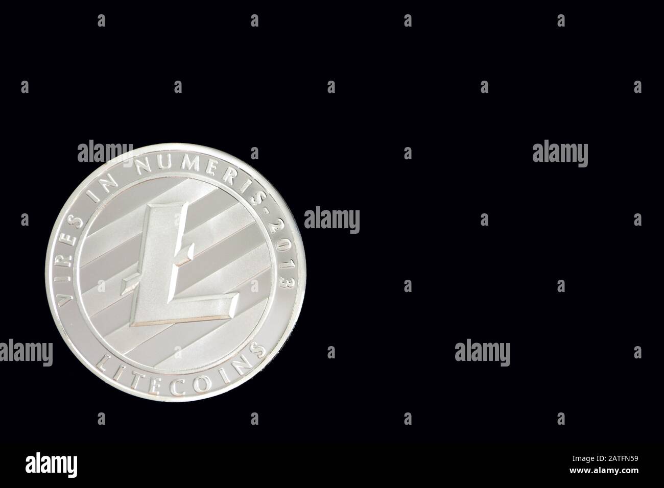 Litecoin, LTC, eine auf schwarzem Hintergrund isolierte Kryptowährung mit Textraum. Crypto Currency Smart Contract Technology - Konzeptfoto. Stockfoto