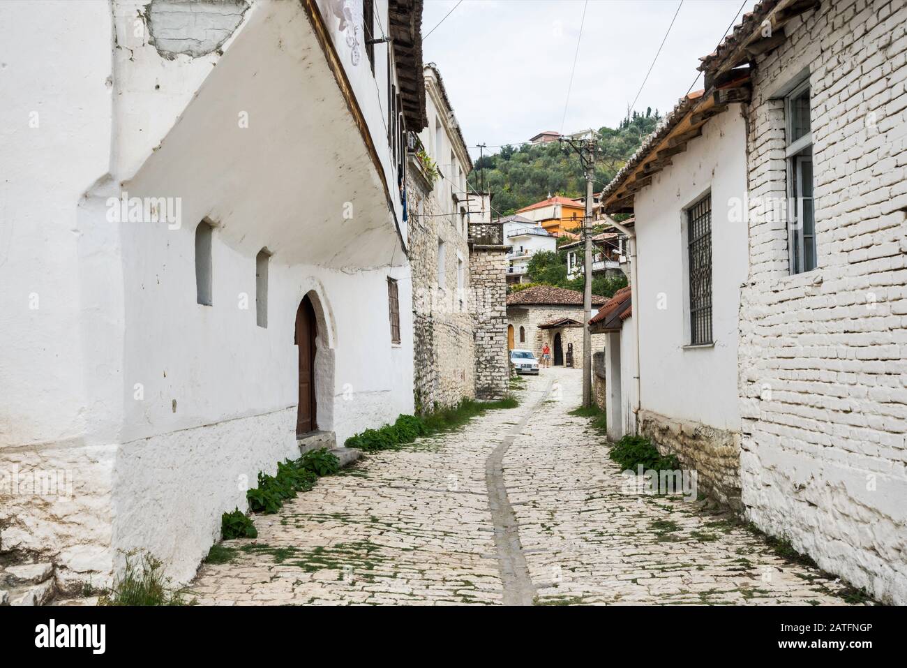 Straße mit Kopfsteinpflaster in Kala Nachbarschaft Castle Hill in Berat, UNESCO-Weltkulturerbe, Albanien Stockfoto