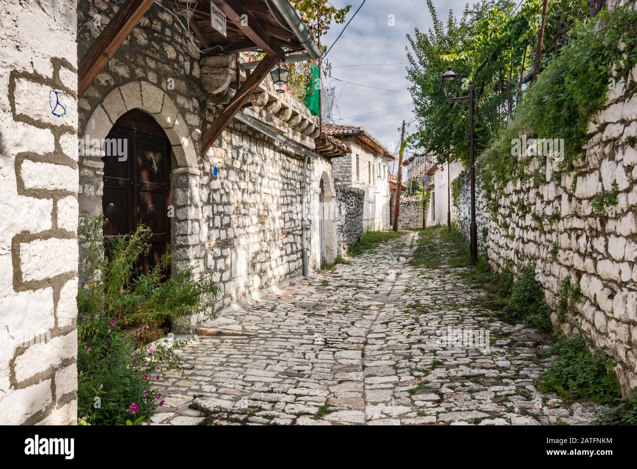 Straße mit Kopfsteinpflaster in Kala Nachbarschaft Castle Hill in Berat, UNESCO-Weltkulturerbe, Albanien Stockfoto