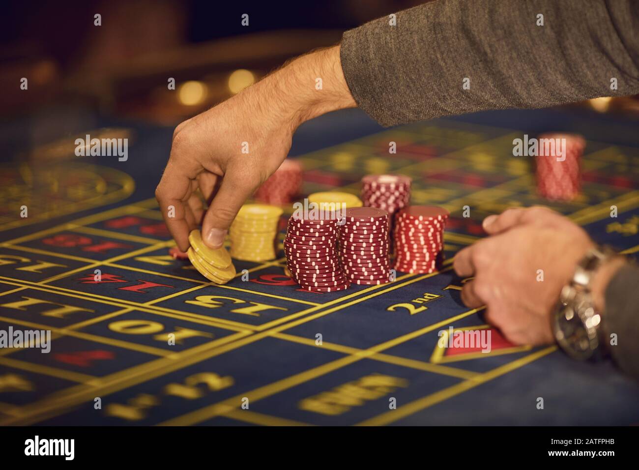 Ein Spieler spielt Roulette in einem Casino. Stockfoto