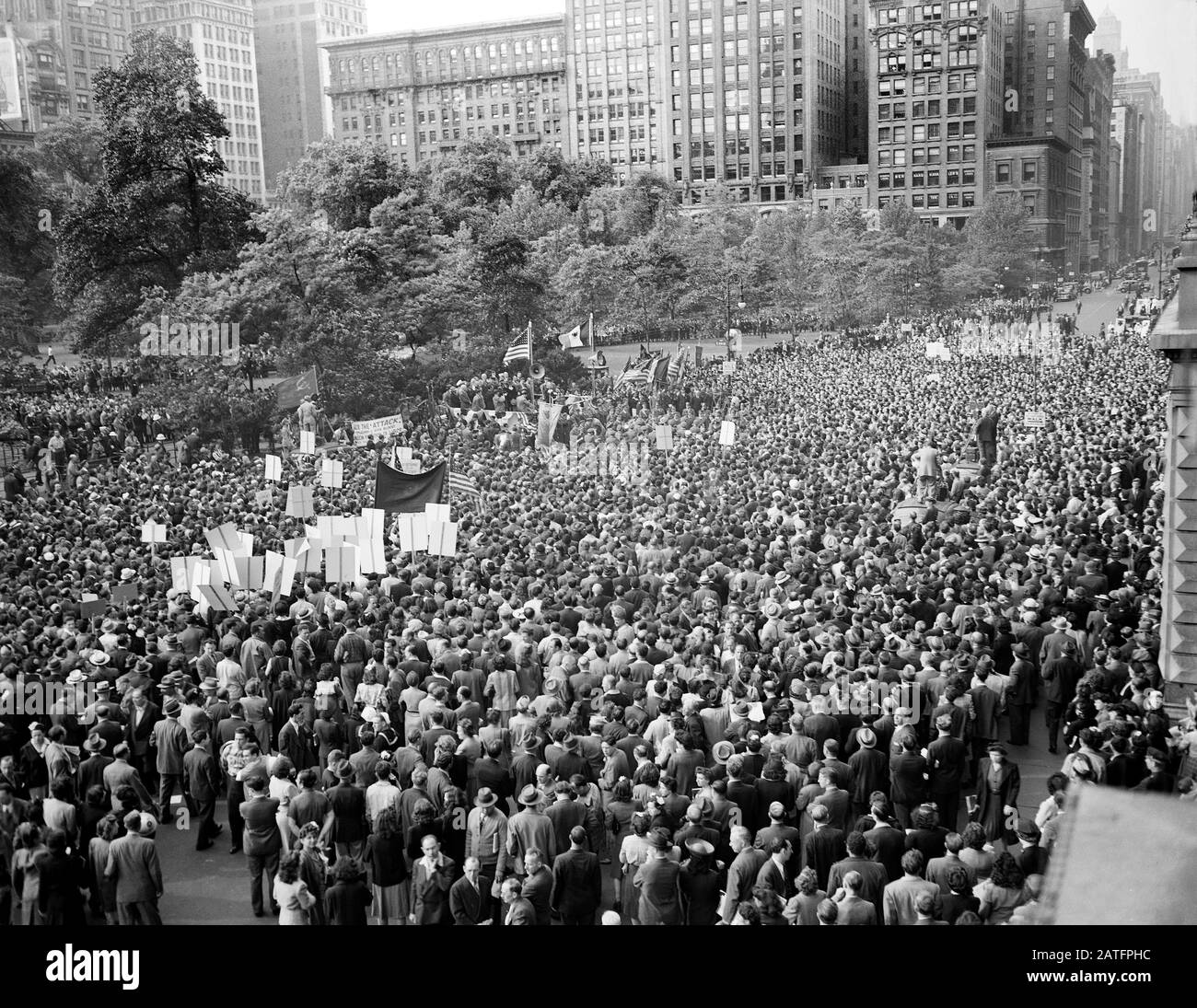 Menschenmenge bei D-Day Rally, Madison Square, New York City, New York, USA, Foto von US Office of war Information, 6. Juni 1944 Stockfoto