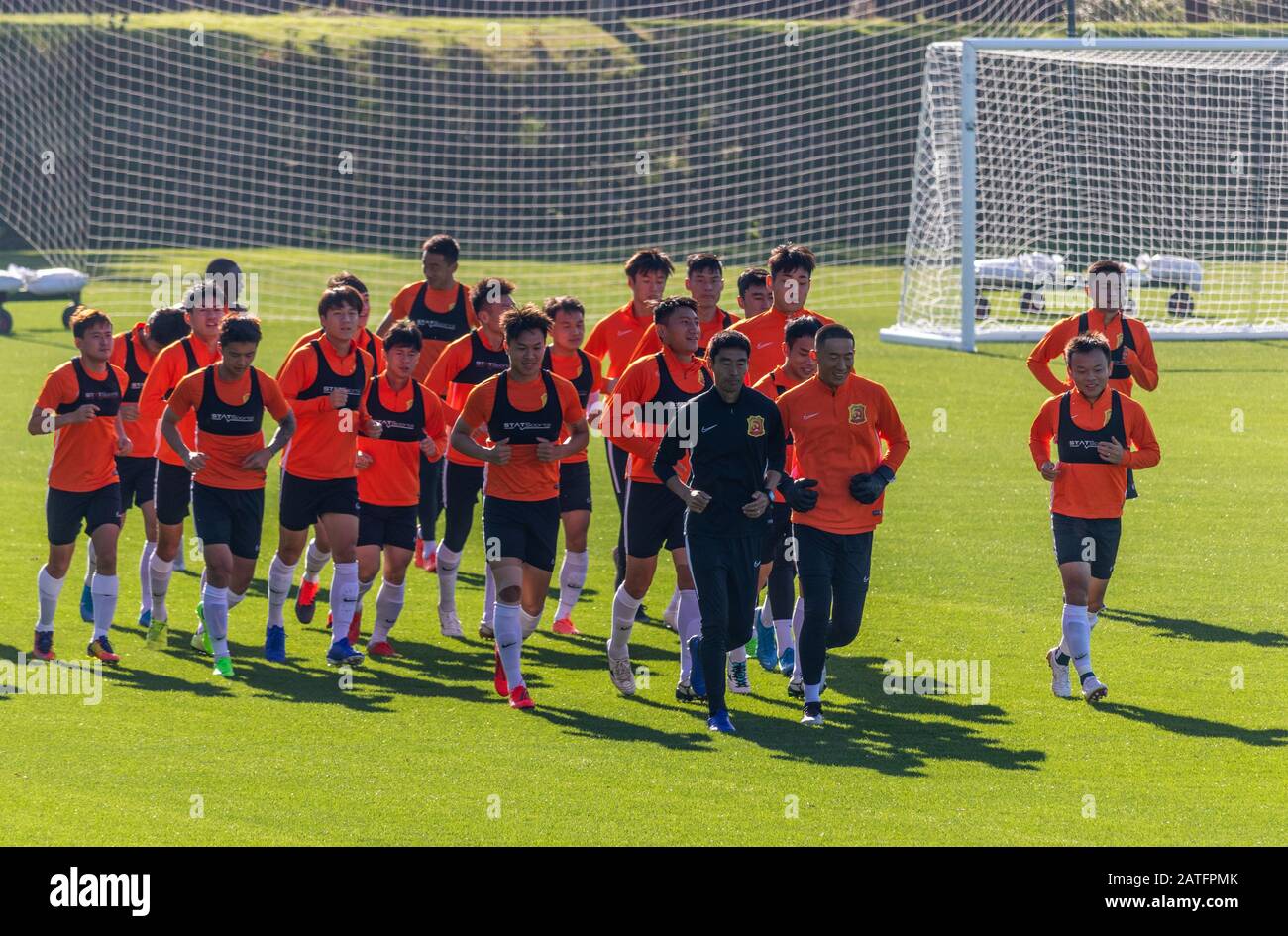 Cadiz, Spanien. Februar 2020: Wuhan Zall FC-Fußballspieler trainieren im Ayala Polo Club in Sotogrande bei Gibraltar. Die Präsenz dieses chinesischen Clubs in Europa ist umstritten, da Wuhan das Epizentrum des pandemischen Coronavirus war. Der Verein sei jedoch über einen Monat nicht in Wuhan gewesen, und niemand der Fußballspieler hätte das Virus inkubieren können, teilte das spanische Gesundheitsministerium mit. Credit: Dino Geromella / Alamy Live News Stockfoto