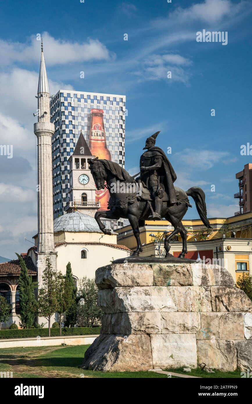 Skanderbeg-Denkmal, Et'hem Bey-Moschee, Uhrturm, TID-Turm mit Bierausschank, in Tirana, Albanien Stockfoto