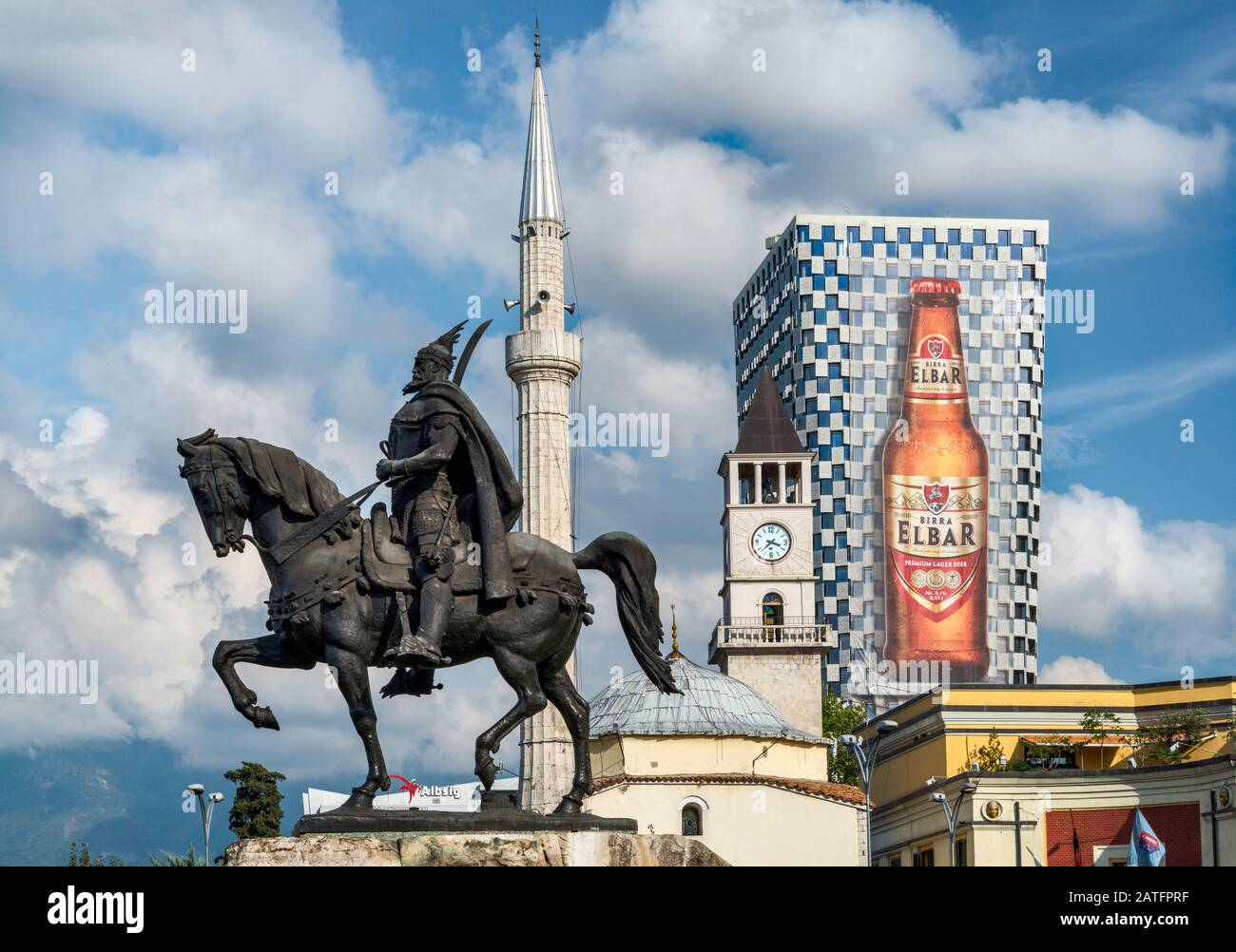 Skanderbeg-Denkmal, Et'hem Bey-Moschee, Uhrturm, TID-Turm mit Bierausschank, in Tirana, Albanien Stockfoto